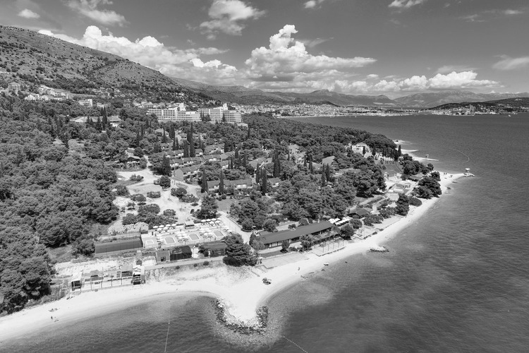 Widok na wybrzeże i plażę w miejscowości Seget Donji gdzie organizowane
są zagraniczne obozy letnie i obozy młodzieżowe.