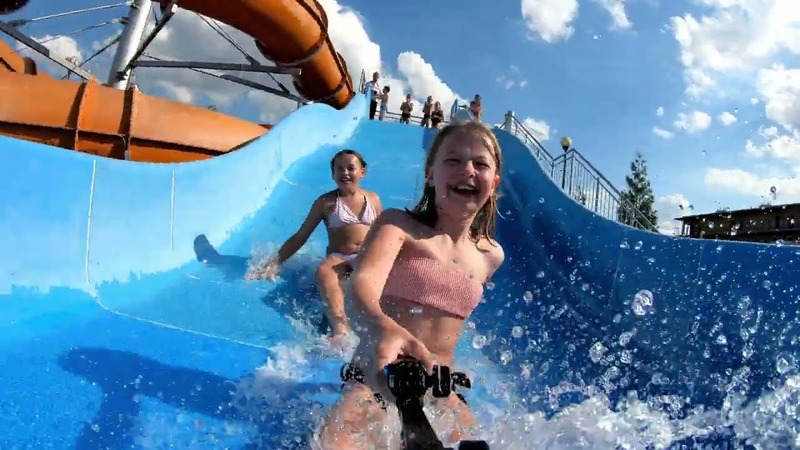 Radosna zabawa na zjeżdżalni wodnej jako jedna z głównych atrakcji jakie
oferują obozy letnie dla dzieci