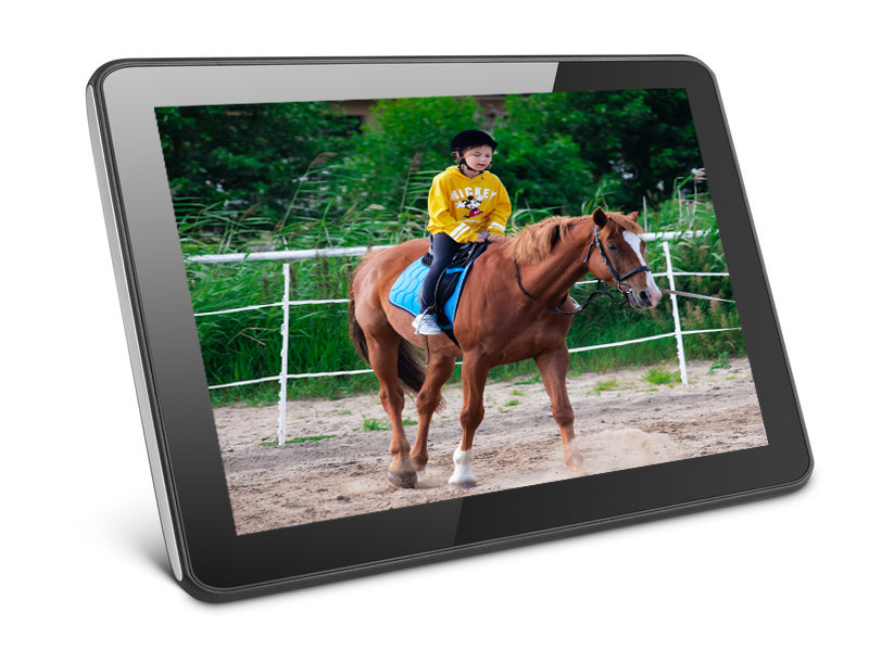 Relacja z jazdy konnej wyświetlana na tablecie pokazująca codzienne życie
uczestników na obozy letnie i obozy młodzieżowe